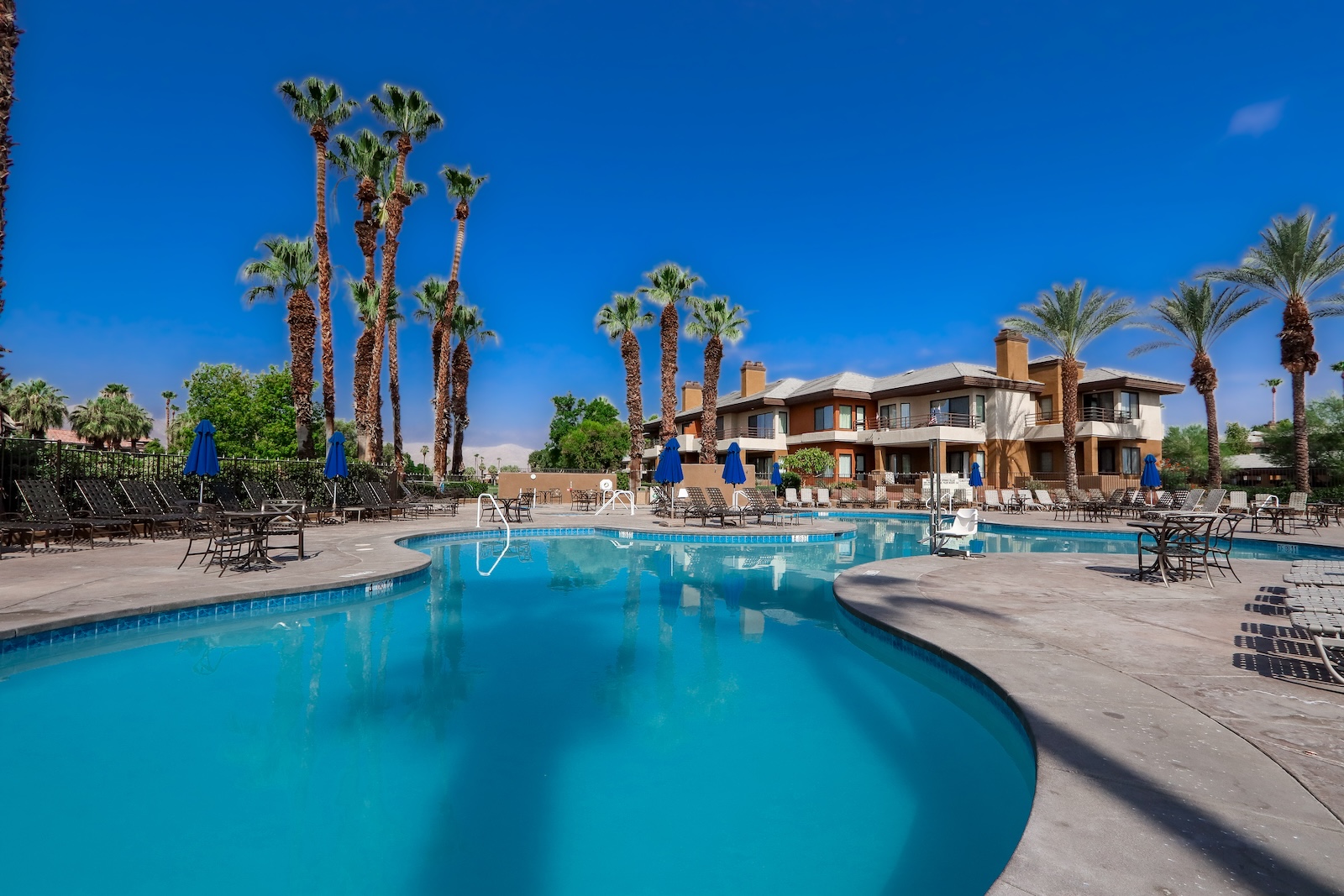 dsv1_resort_pool02 (1)